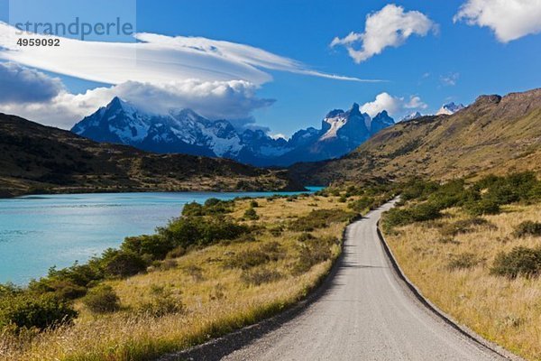 Südamerika  Chile  Patagonien  Blick auf cuernos del paine mit Fluss Rio paine und Schotterstraße