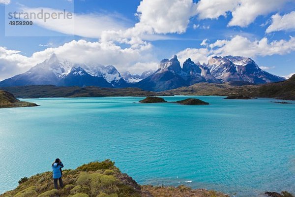 Südamerika  Chile  Patagonien  Fotografin  die ein Bild von den torres del paine Bergen aufnimmt.