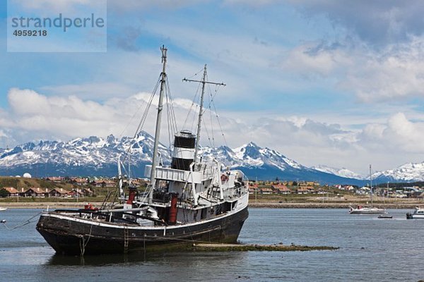 Südamerika  Argentinien  Feuerland  Ushuaia  Beagle Channel  Das Wrack Saint Christopher im Hafen festgemacht