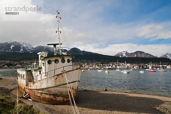 Südamerika  Argentinien  Feuerland  Beagle Channel  Ushuaia  Wrack am Strand liegend