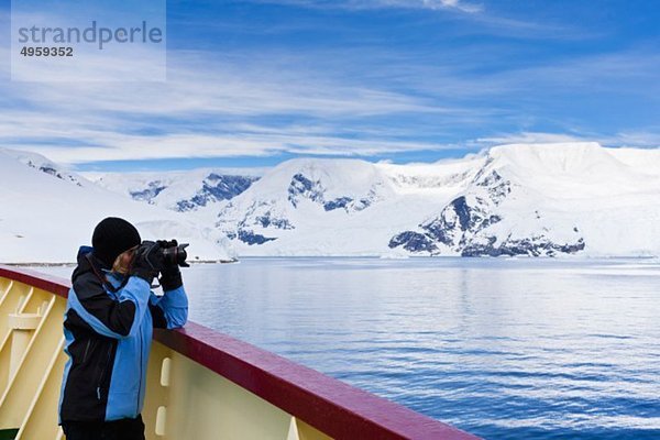 Südatlantik  Antarktis  Antarktische Halbinsel  Gerlache Strait  Fotograf auf Polarstern Eisbrecher-Kreuzfahrtschiff stehend