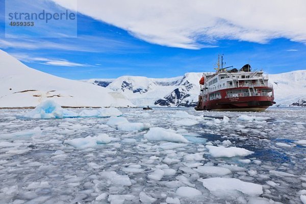 Südatlantik  Antarktis  Antarktische Halbinsel  Gerlache Straße  Neko Hafen  Polarstern Eisbrecher Kreuzfahrtschiff zwischen Eis auf See