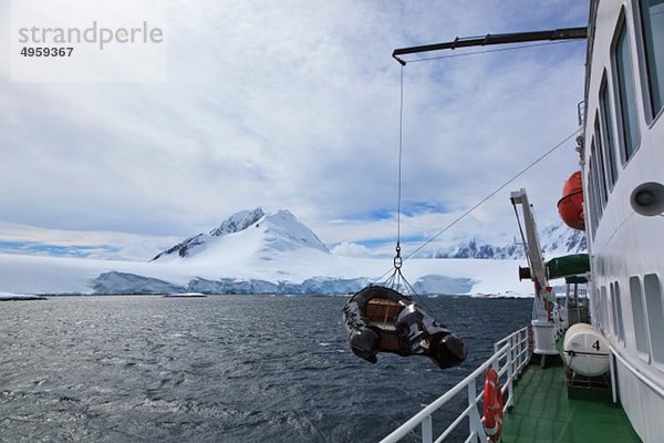 Südatlantik  Antarktis  Antarktische Halbinsel  Gerlache Strait  Polarstern-Eisbrecher-Kreuzfahrtschiff mit Sternzeichen auf See