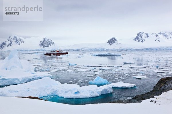 Südatlantik  Antarktis  Antarktische Halbinsel  Lemaire Kanal  Yalour Inseln  Polar Star Eisbrecher Kreuzfahrtschiff zwischen Eisbergen auf See