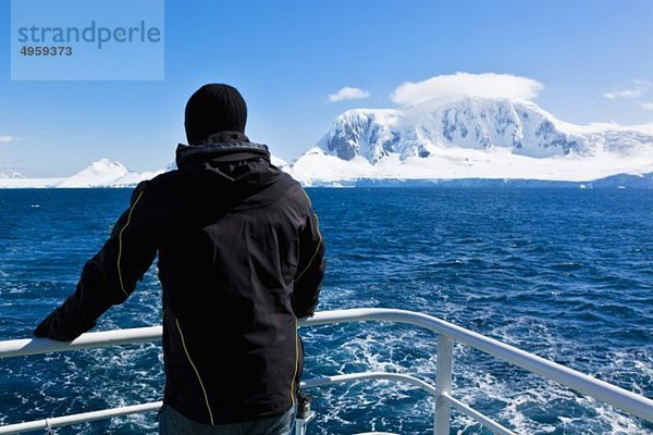 Südatlantik  Antarktis  Antarktische Halbinsel  Gerlache Straße  Tourist auf Polarstern-Kreuzfahrtschiff stehend