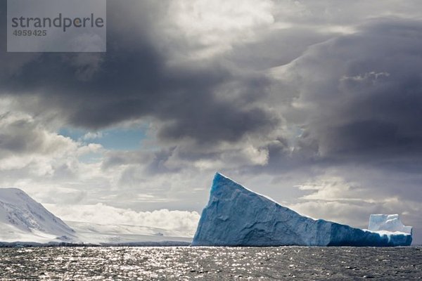 Südatlantik  Antarktis  Süd-Shetland-Inseln  Blick auf den Eisberg vor der Elefanteninsel