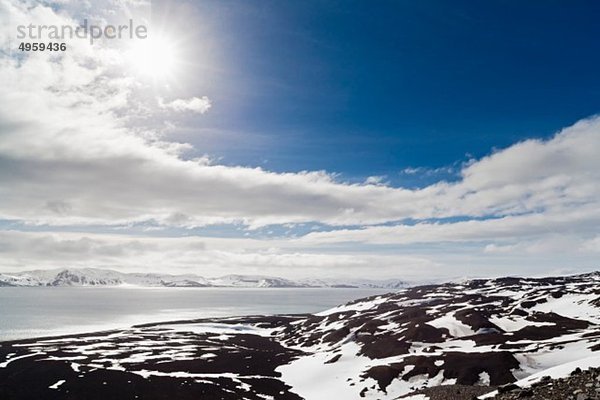 Südatlantik  Antarktis  Antarktische Halbinsel  Süd-Shetland  Blick auf Caldera mit Schnee auf Deception Island