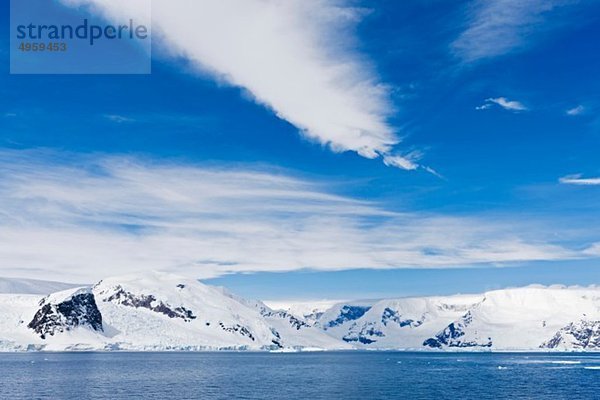Südatlantik  Antarktis  Antarktische Halbinsel  Gerlache Straße  Blick auf schneebedeckte Bergkette