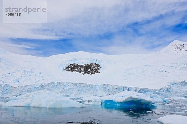 Südatlantik  Antarktis  Antarktische Halbinsel  Gerlache Straße  Neko Hafen  Blick auf Eisberge im Hafen