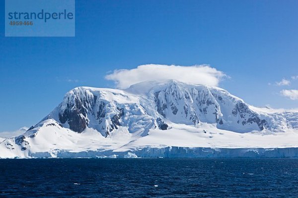 Südatlantik  Antarktis  Antarktische Halbinsel  Gerlache Straße  Blick auf schneebedeckte Bergkette