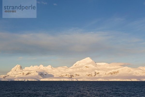 Südatlantik  Antarktis  Antarktische Halbinsel  Lemaire-Kanal  Blick auf schneebedeckte Bergkette