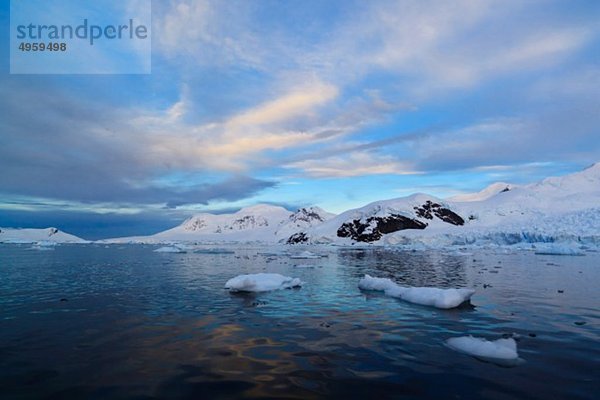 Südatlantik  Antarktis  Antarktische Halbinsel  Gerlache Straße  Eisberge an der Paradiesbucht