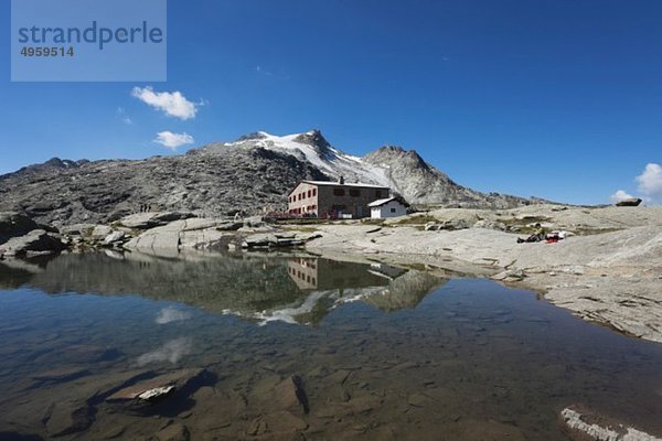 Europa  Schweiz  Graubünden  Oberengadiner Alpen  Südengadiner Alpen  Blick auf die Berghütte am Fuorcla Surley See