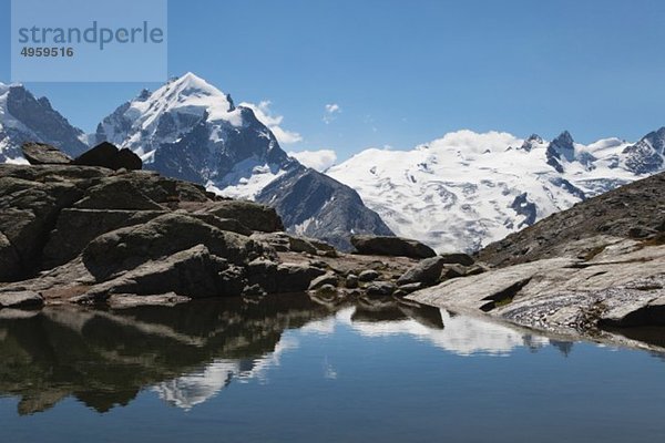 Europa  Schweiz  Graubünden  Südengadiner Alpen  Oberengadin  Blick auf Berggipfel am Fuorcla Surley See