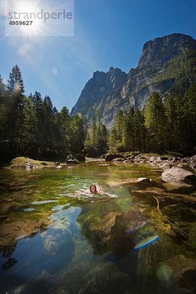 Österreich  Salzburg  Mittlere erwachsene Frau beim Baden im See bei Gosau