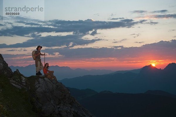 Österreich  Salzburger Land  Altenmarkt-Zauchensee  Paar beobachtet Sonnenaufgang auf den Niederen Tauern