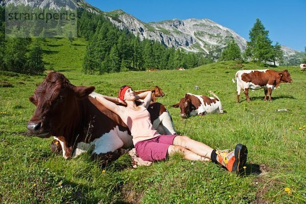 Österreich  Salzburger Land  Altenmarkt-Zauchensee  Junge Frau mit Kuhhaltung