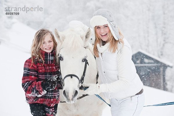 Österreich  Salzburg  Hüttau  Mutter und Tochter mit weißem Pferd