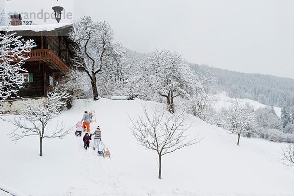 Österreich  Salzburg  Hüttau  Familienwandern im Schnee