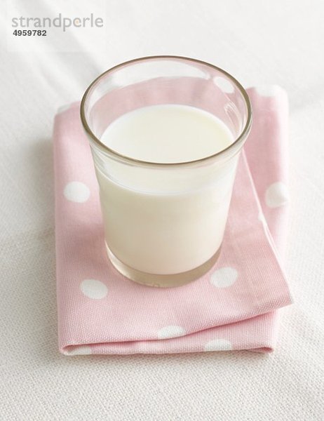 Glas Milch auf Serviette