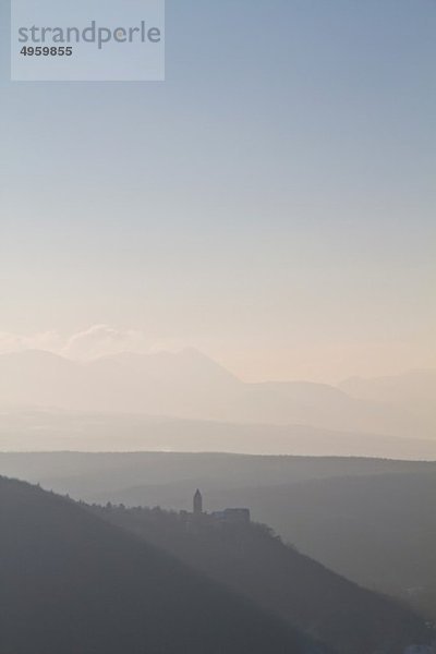 Österreich  Niederösterreich  Blick auf Burg Seebenstein in den Bergen