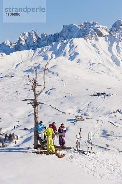 Italien  Trentino-Südtirol  Südtirol  Bozen  Seiser Alm  Menschen in der Nähe von kahlen Bäumen auf verschneiter Landschaft