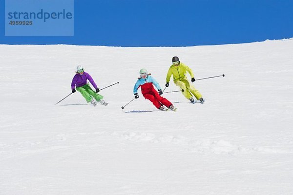 Italien  Trentino-Südtirol  Südtirol  Bozen  Seiser Alm  Skifahrergruppe auf verschneiter Landschaft