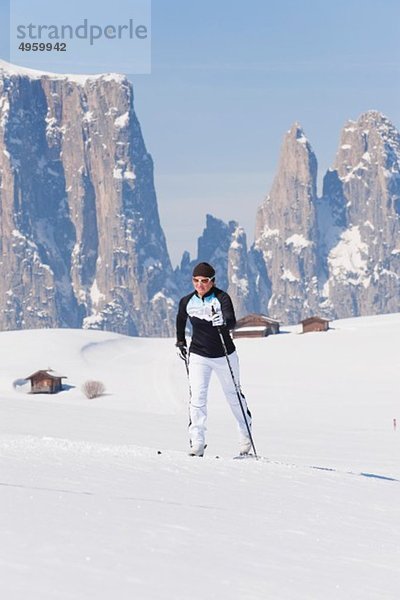 Italien  Trentino-Südtirol  Südtirol  Bozen  Seiser Alm  Mittelalterliche Skilangläuferin