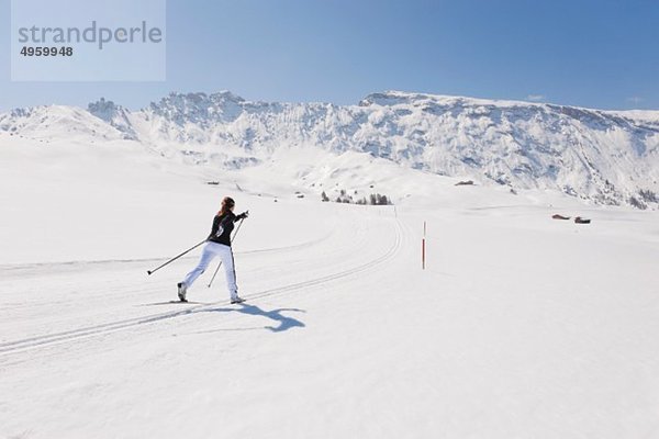 Italien  Trentino-Südtirol  Südtirol  Bozen  Seiser Alm  Mittelalterliche Skilangläuferin