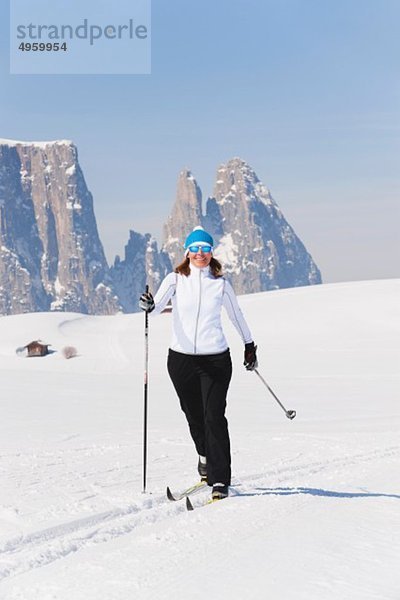 Italien  Trentino-Südtirol  Südtirol  Bozen  Seiser Alm  Seniorin beim Langlaufen