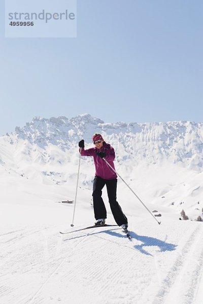 Italien  Trentino-Südtirol  Südtirol  Bozen  Seiser Alm  Junge Frau beim Langlaufen