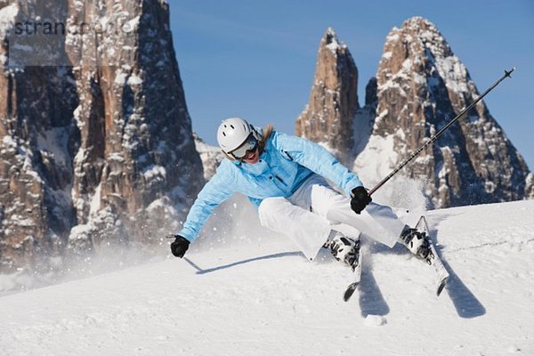 Italien  Trentino-Südtirol  Südtirol  Bozen  Seiser Alm  Junge Frau beim Skifahren am Berg