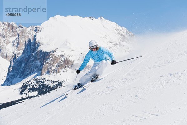 Italien  Trentino-Südtirol  Südtirol  Bozen  Seiser Alm  Junge Frau beim Skifahren am Berg