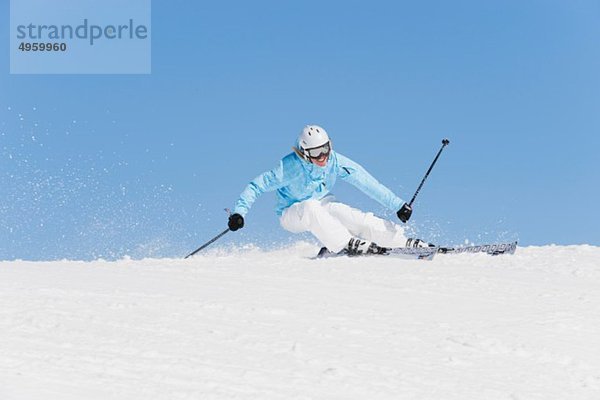 Italien  Trentino-Südtirol  Südtirol  Bozen  Seiser Alm  Junge Frau beim Skifahren