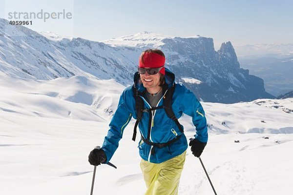 Italien  Trentino-Südtirol  Südtirol  Bozen  Seiser Alm  Mittlerer Erwachsener Mann auf Skitour