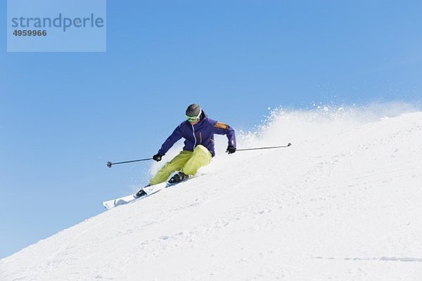 Italien  Trentino-Südtirol  Südtirol  Bozen  Seiser Alm  Mittlerer Erwachsener Mann auf Skitour