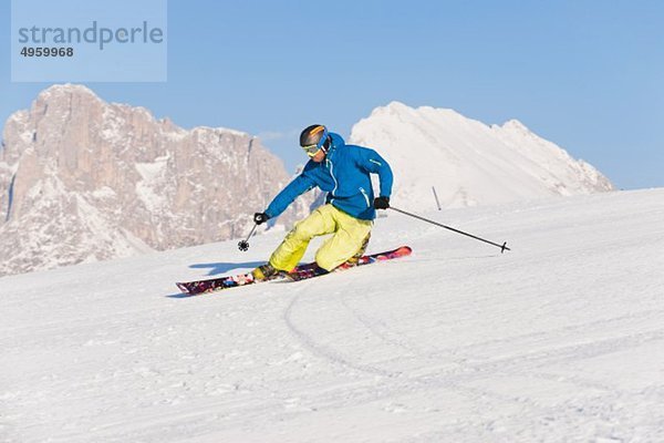 Italien  Trentino-Südtirol  Südtirol  Bozen  Seiser Alm  Mittlerer Erwachsener Mann auf Skitour