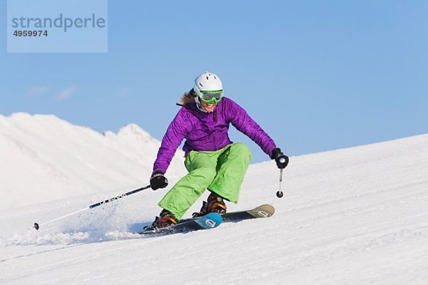 Italien  Trentino-Südtirol  Südtirol  Bozen  Seiser Alm  Junge Frau beim Skifahren