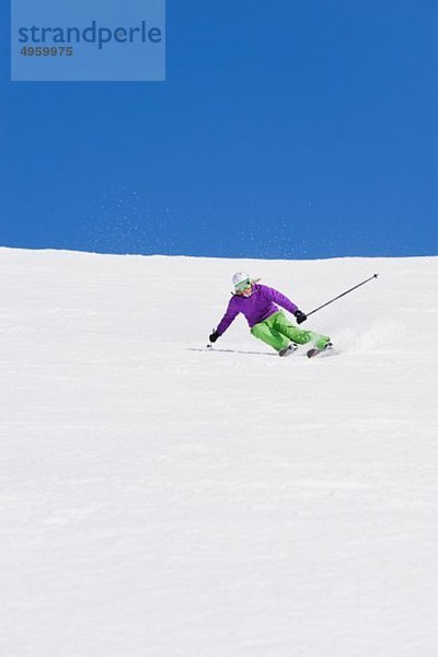 Italien  Trentino-Südtirol  Südtirol  Bozen  Seiser Alm  Junge Frau beim Skifahren