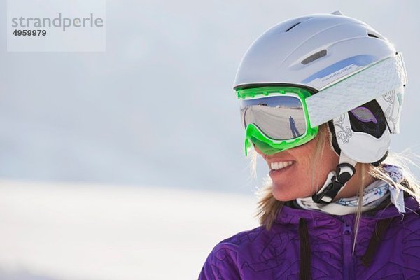 Italien  Trentino-Südtirol  Südtirol  Bozen  Seiser Alm  Junge Frau mit Skihelm und Skibrille  lächelnd  Nahaufnahme