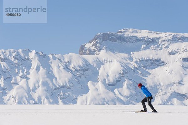 Italien  Trentino-Südtirol  Südtirol  Bozen  Seiser Alm  Mittelalterlicher Skilangläufer