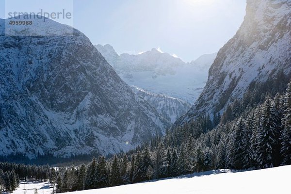 Deutschland  Bayern  Blick auf die Winterlandschaft im Karwendelgebirge