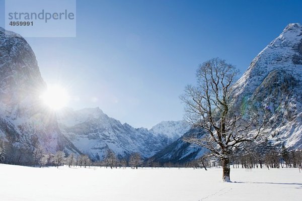 Deutschland  Bayern  Blick auf die Winterlandschaft im Karwendelgebirge