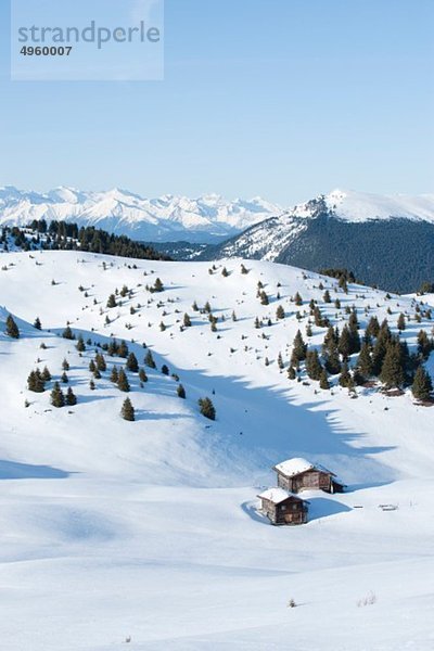 Österreich  Südtirol  Blick auf Hütten in verschneiten Bergen