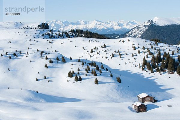 Österreich  Südtirol  Blick auf Hütten in verschneiten Bergen