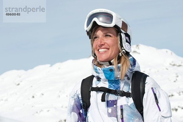 Österreich  Kleinwalsertal  Junge Frau mit Skibrille  lächelnd