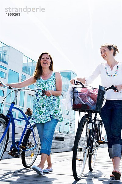 Zwei Frauen fahren Fahrrad  Schweden.