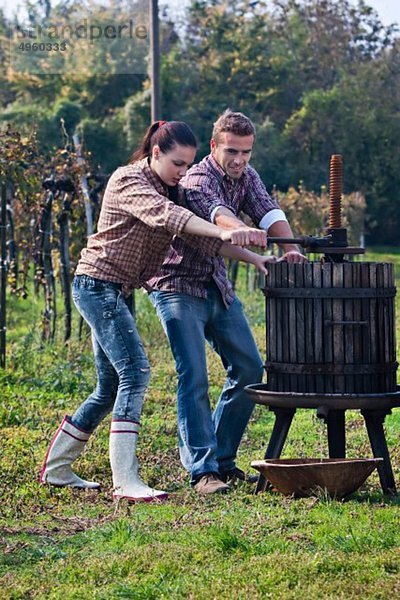 Kroatien  Aljmas  Junger Mann und Frau bei der Weinherstellung im Weinberg