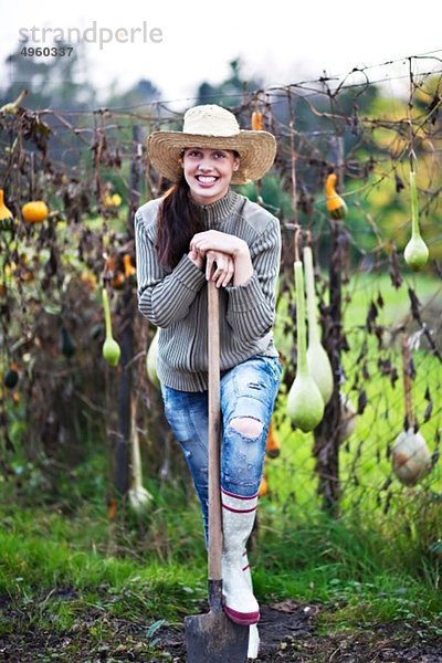 Kroatien  Aljmas  Junge Frau im Garten  lächelnd  Portrait