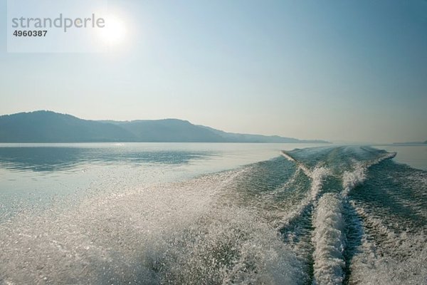 Deutschland  Bodman  Blick auf Motorboot-Wake im Bodensee